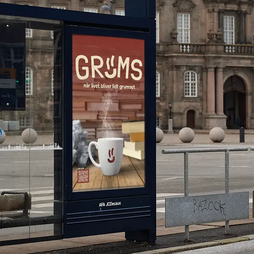 en abribus reklame for grums, ved et busstoppested 2 square